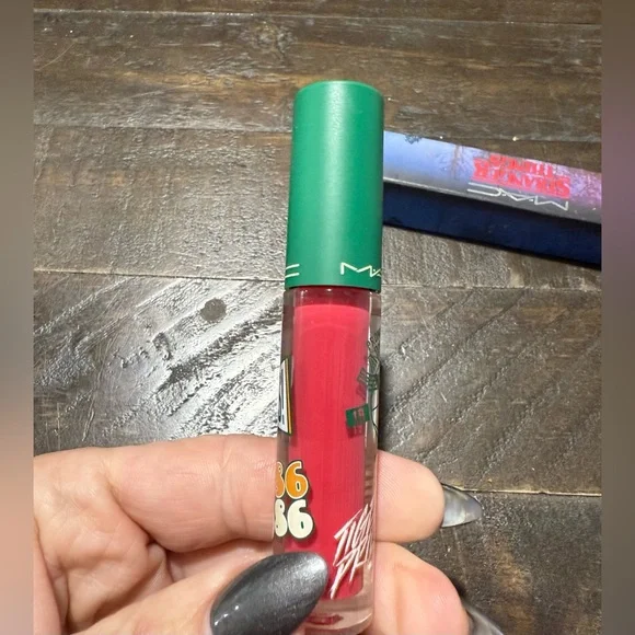 NEW Stranger Things x MAC Limited Edition Lipglass Excellent Erica Pink - Picture 8 of 10